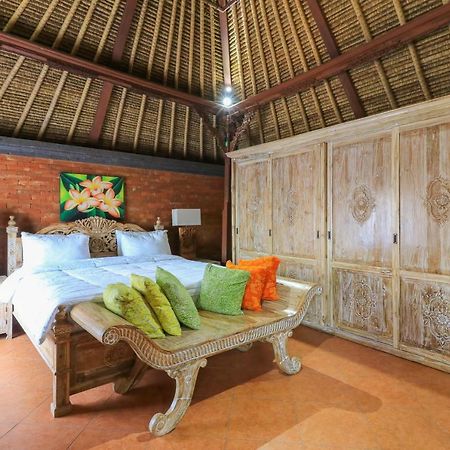 The Laras Villa Jimbaran  Exterior photo