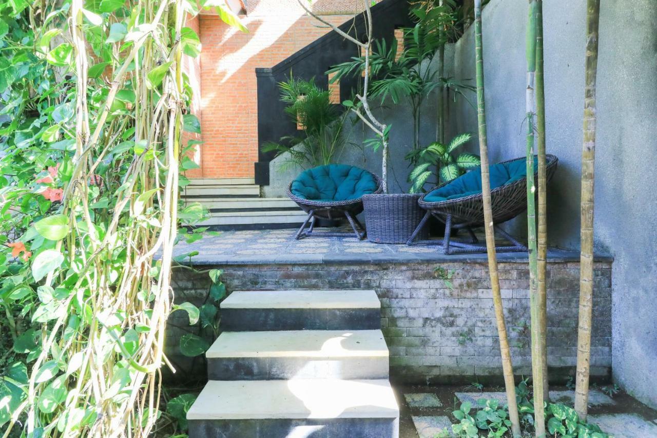 The Laras Villa Jimbaran  Exterior photo